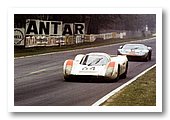 Porsche 908 vor Ford GT40